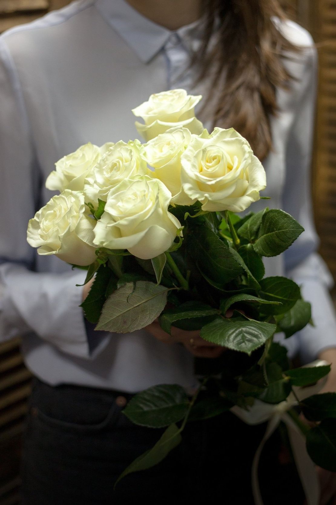 шляпная коробка с розами и гипсофилой для подарка в Абакане