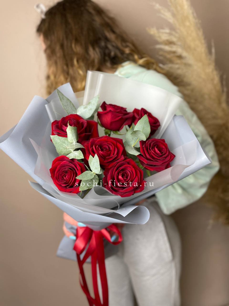 весенняя витрина флористической студии в Абакане с тюльпанами и ранункулюсами