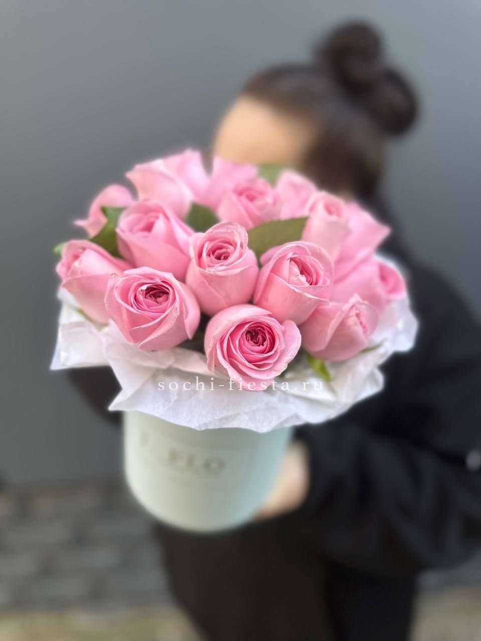 шляпная коробка с розами и хризантемами для студии флористики в Абакане