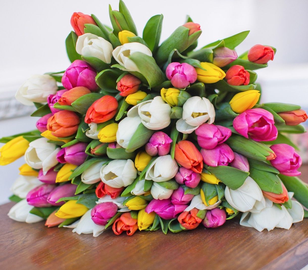 корпоративная композиция с розами и хризантемами для офиса в Абакане