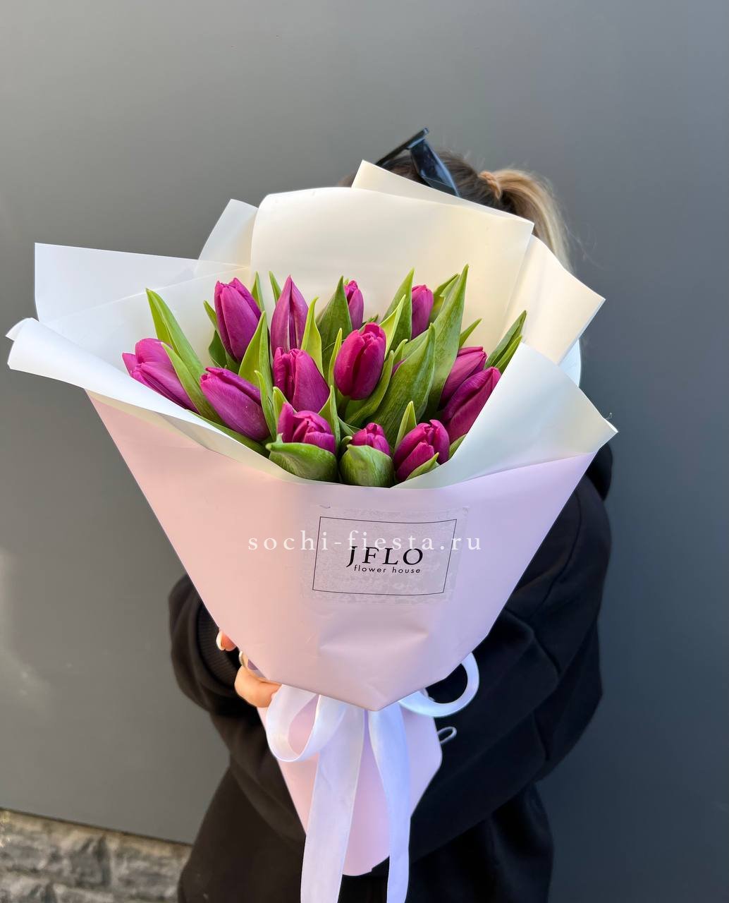 видовой каталог с розами и пионами в студии флористики в Абакане