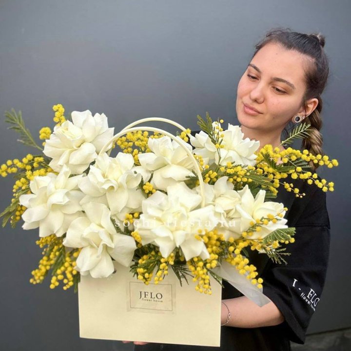 Французские Розы и мимоза  в сумочке  в Абакане