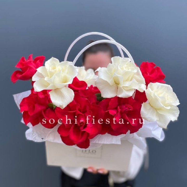 Сумочка  красных и белых роз в Абакане