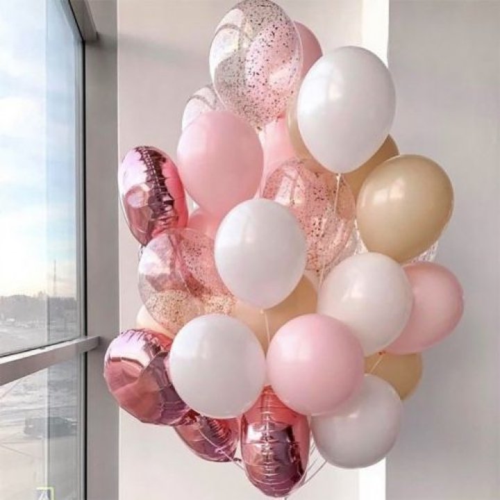 Фонтан шаров розового и белого цветов в Абакане