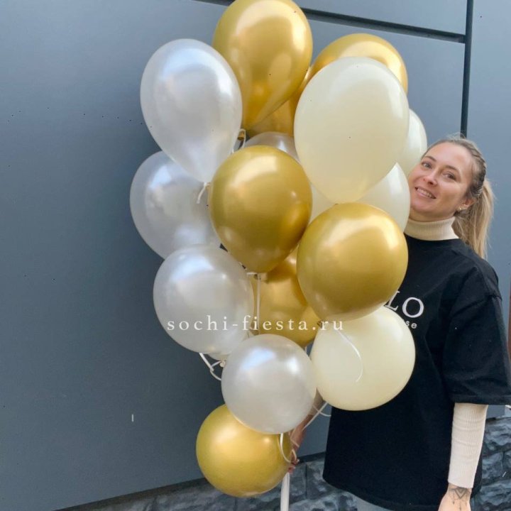 Облако шаров из белого и золотого оттенков в Абакане