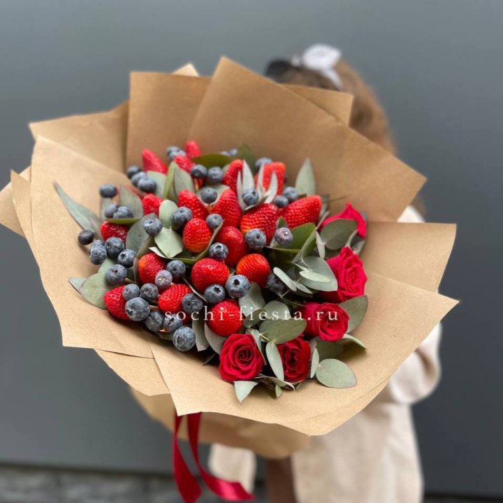 Клубника и голубика с цветами в Абакане