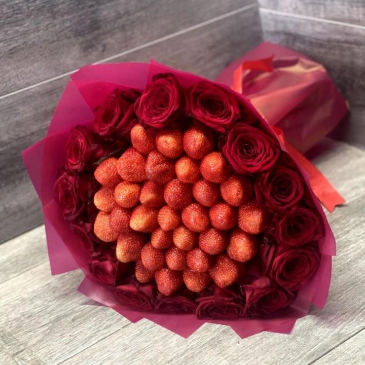 Клубничный букет с розами в Абакане