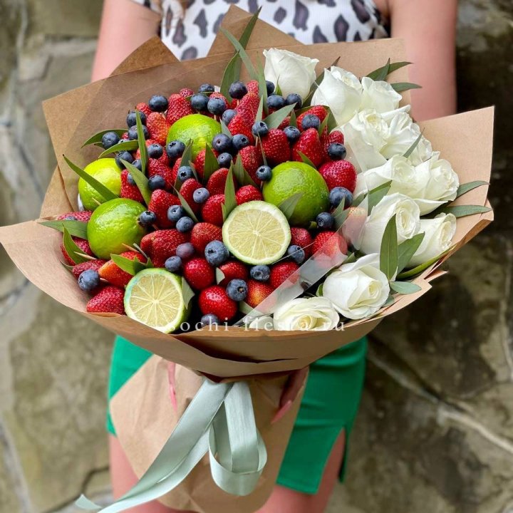 Ягодно-цитрусовый букет с розами в Абакане