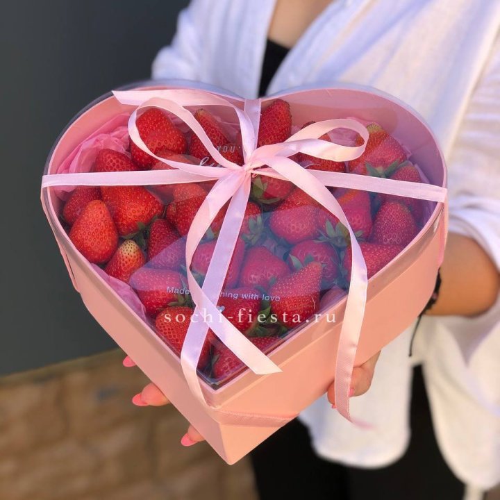 Коробочка сердце  с клубникой в Абакане