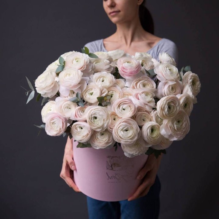 Бокс с ранункулюсами в Абакане