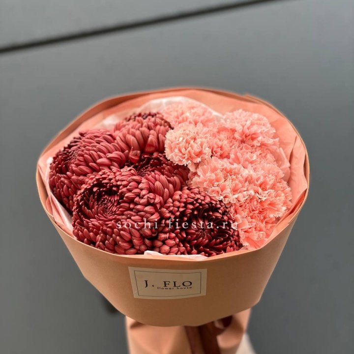 Букет хризантем и диантусов  в Абакане