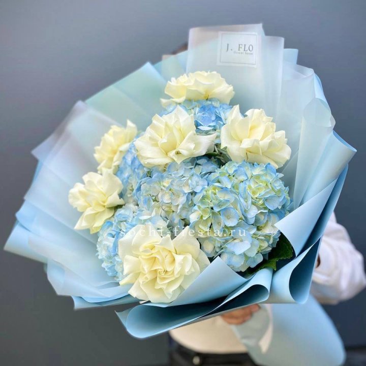  Букет из голубых гортензий и роз  в Абакане