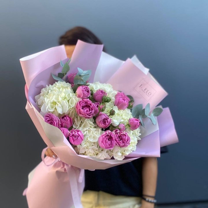 Букет белых гортензий и пионовидных роз  в Абакане