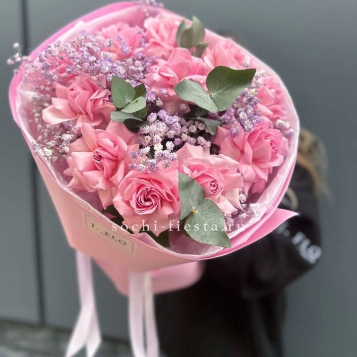 Розовые французские розы с гипсофилой в Абакане