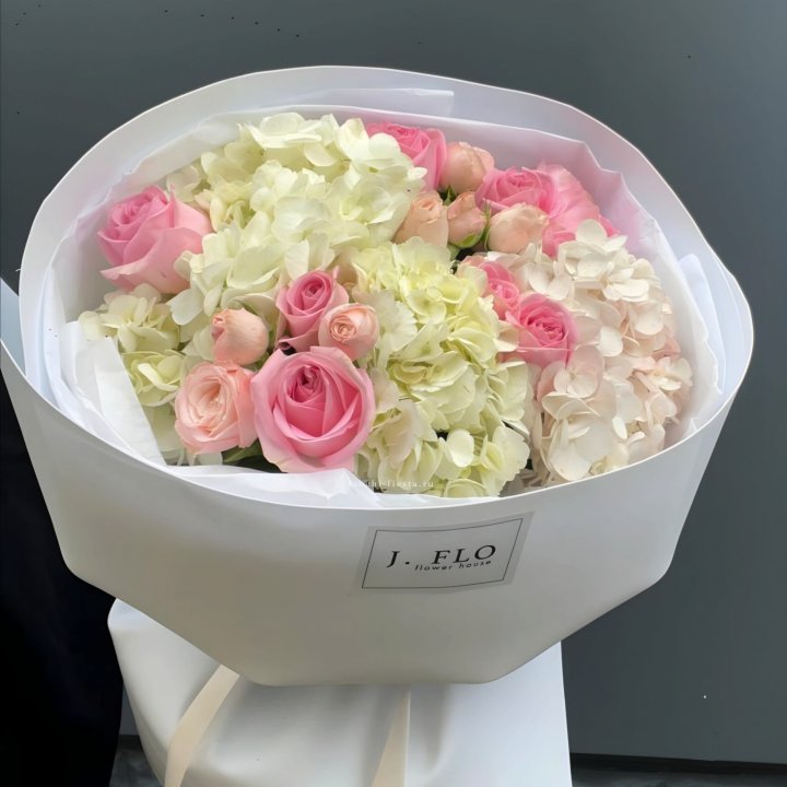  Букет гортензии и роз  "Тиамо" в Абакане