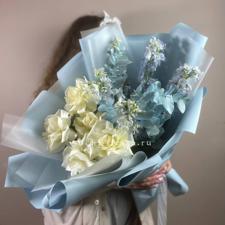 Букет из белых французских роз и дельфиниума в Абакане