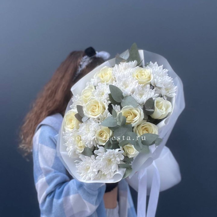  Букет белых роз с хризантемой  в Абакане