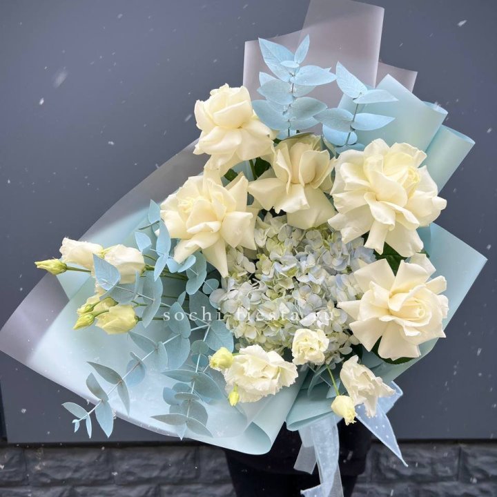 Букет с гортензией и белыми французскими розами в Абакане
