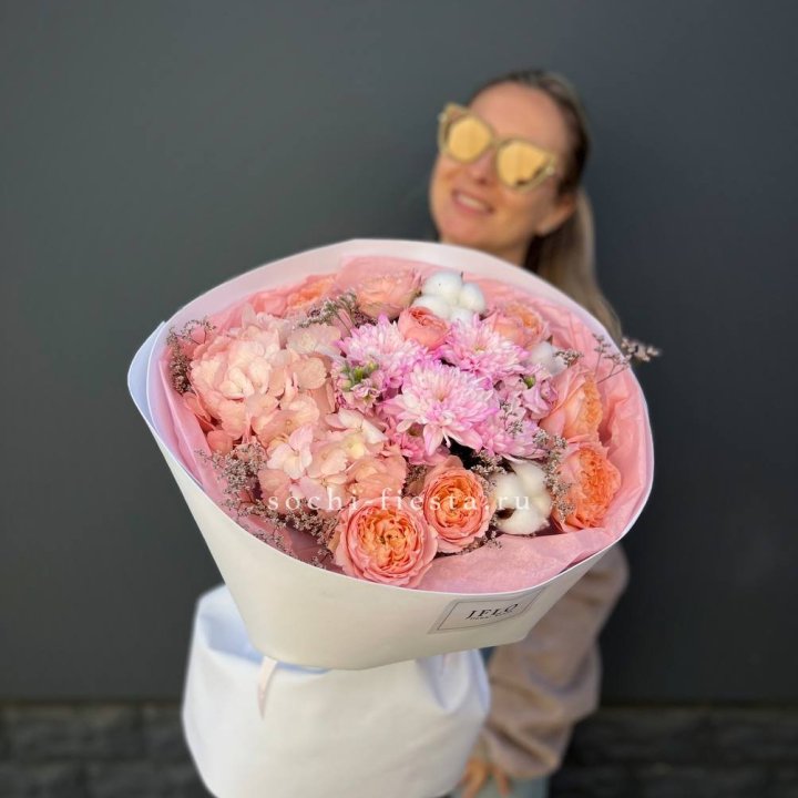 Букет гортензии и кустовых роз  в Абакане