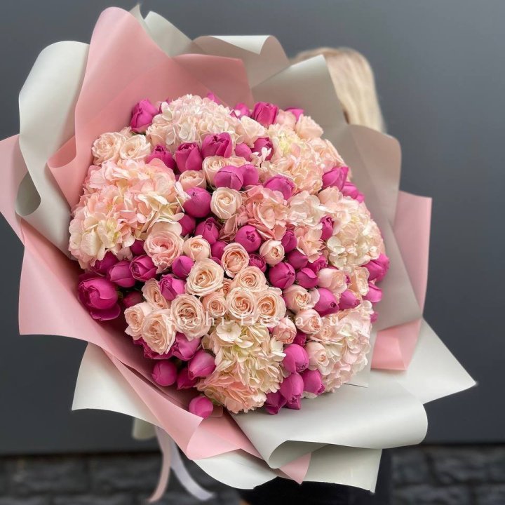 Букет кустовые розы и гортензия в Абакане