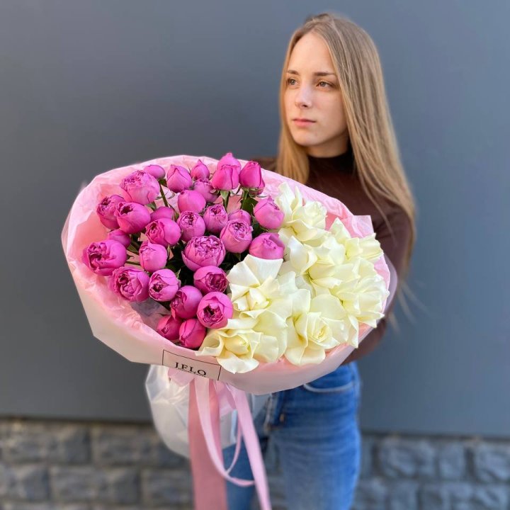 Дуо белых и кустовых роз в Абакане