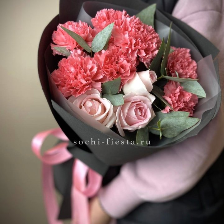 Букет из роз и диантусов "Пенелопа" в Абакане