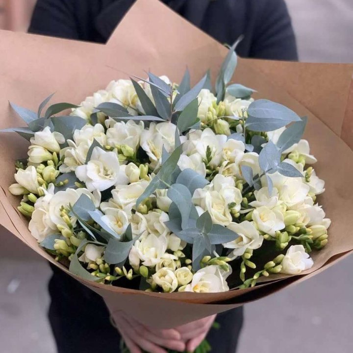 51 фрезия с эвкалиптом в Абакане