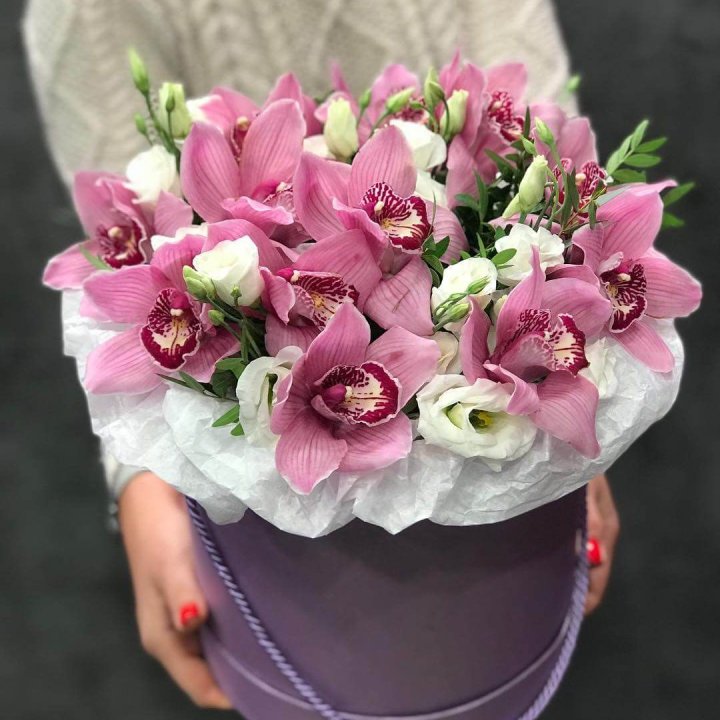 Орхидея и эустома в шляпной коробке в Абакане