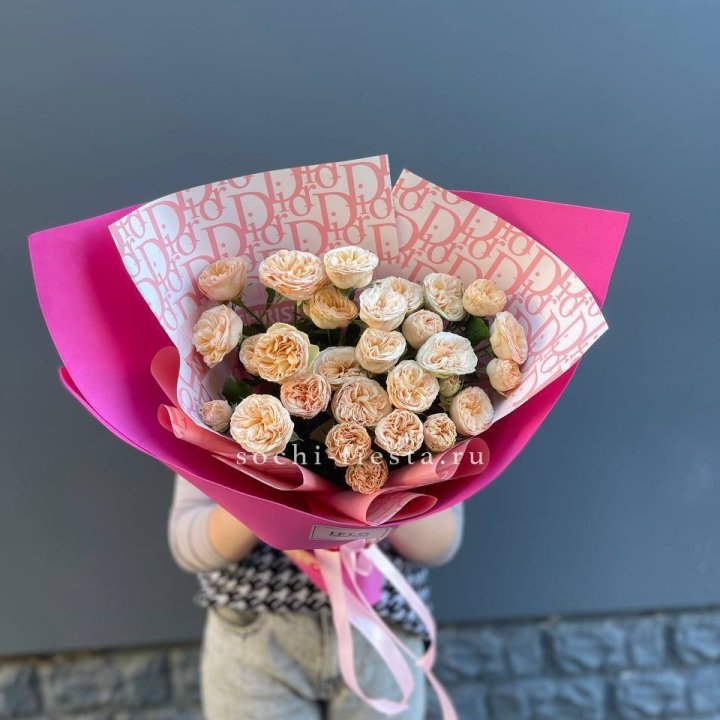 9 пионовидных роз в Абакане