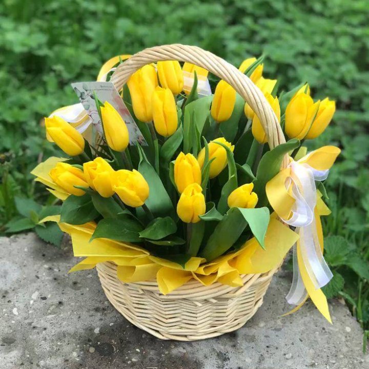 25 желтых тюльпанов в корзине в Абакане