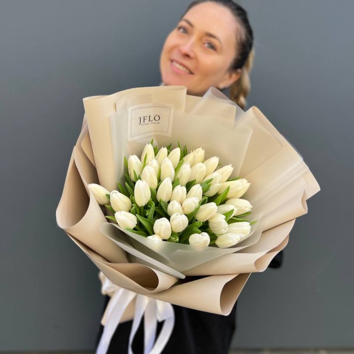 35 белых тюльпанов в Абакане