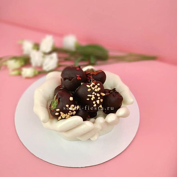 Клубника в шоколаде на шоколадных ладонях  в Абакане