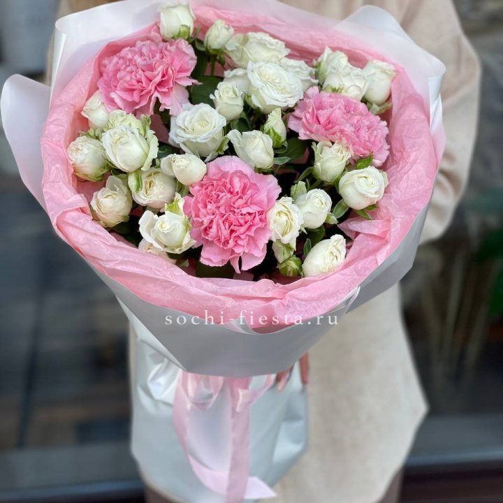 Букет розы с диантусами "Блэш" в Абакане