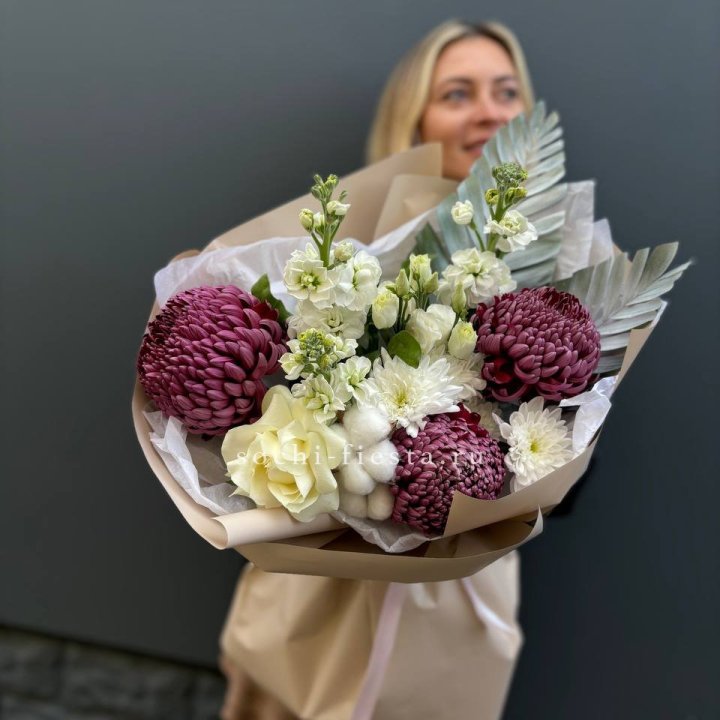 Хризантемы с маттиолой розами эустомой Чика в Абакане