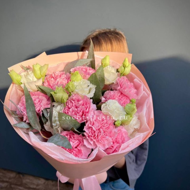 Букет гвоздик и  эустом "Сири" в Абакане