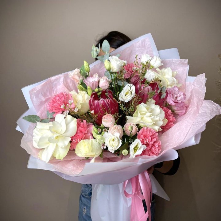 Букет с протеей, розами "Элеонора" в Абакане