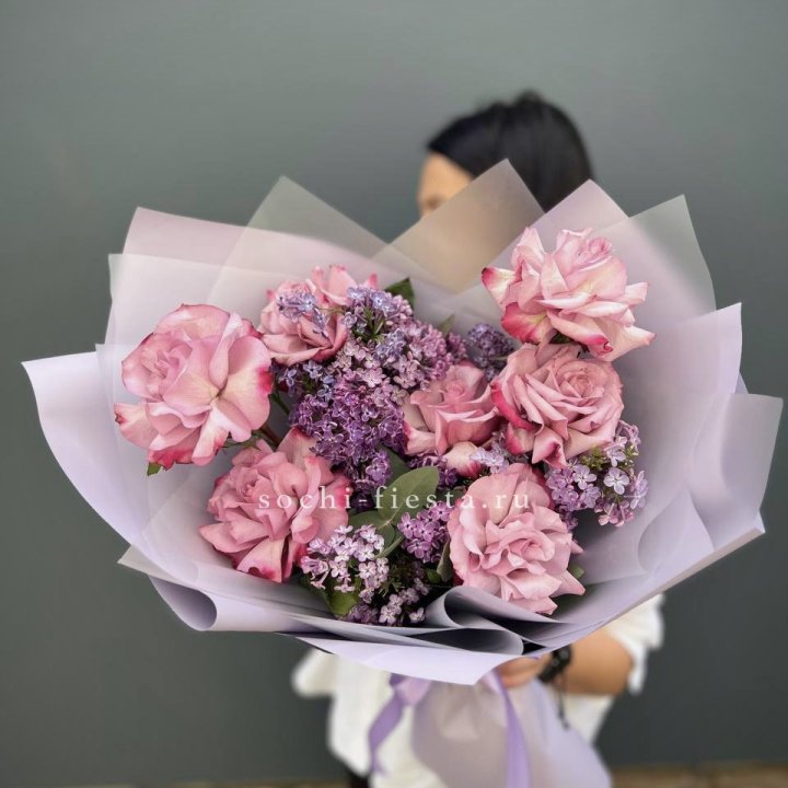 Букет из розовых роз и сирени в Абакане