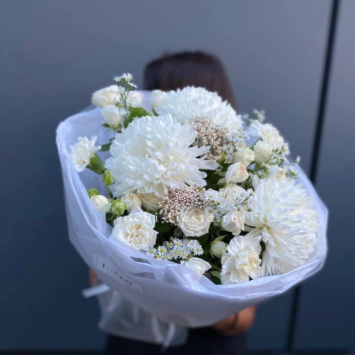 Букет хризантем и роз вайт шотс в Абакане