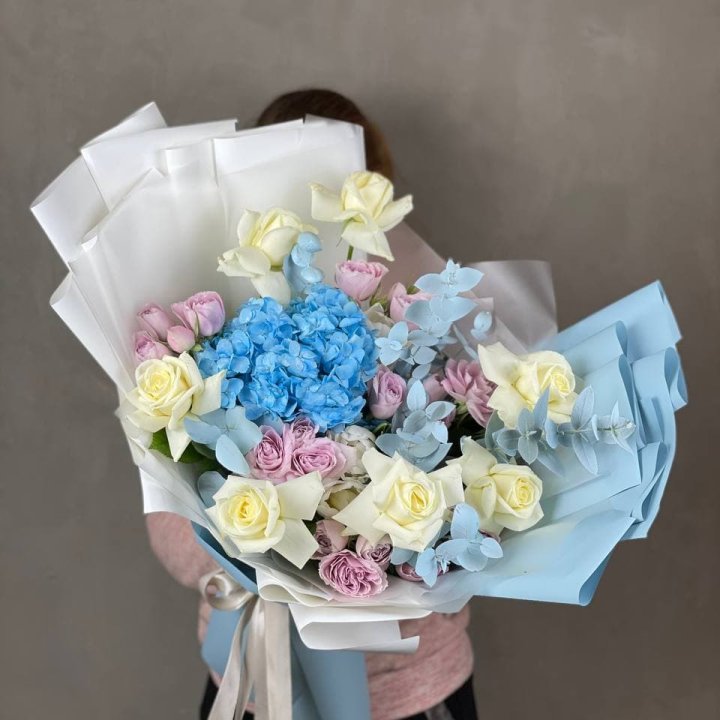 Дизайнерский букет "Блю скайфорт" в Абакане