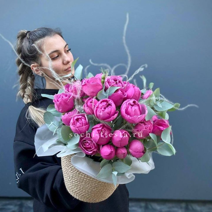 Пионовидные розы  в джутовом кашпо  в Абакане