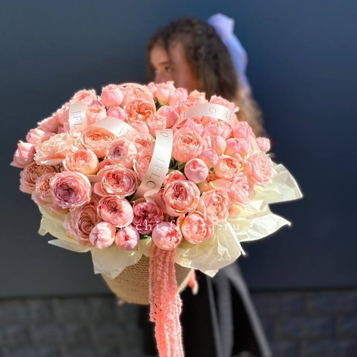 Кустовые розы Джульетта в джутовом кашпо в Абакане