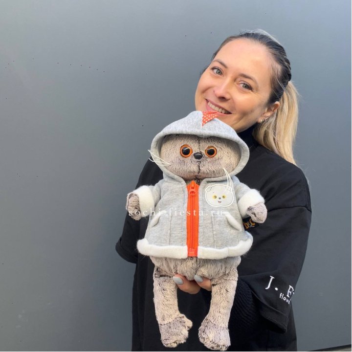 Кот Басик в толстовке в Абакане