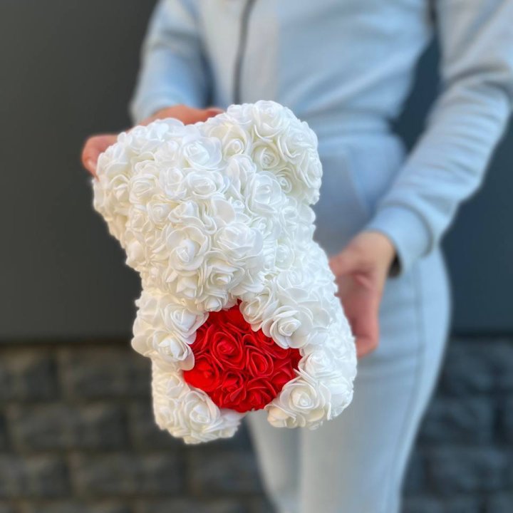 Медведь с красным седцем в Абакане