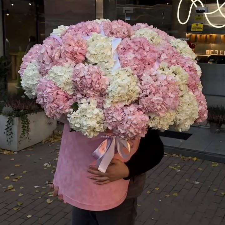 Дизайнерский цилиндр с гортензиями  в Абакане