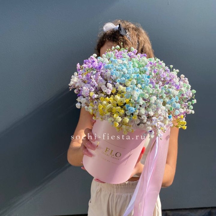 Радужные гипсофилы в шляпной коробке в Абакане