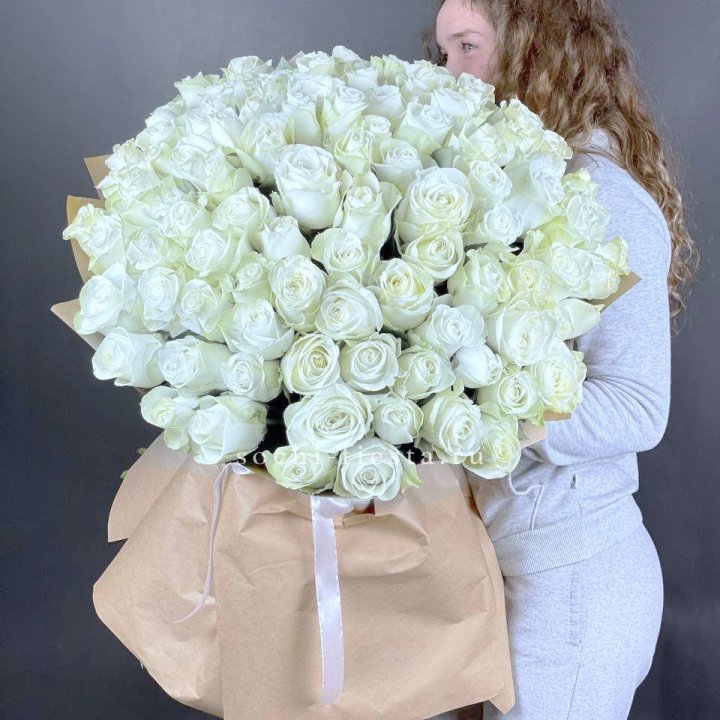 101 белая высокая импортная роза в Абакане