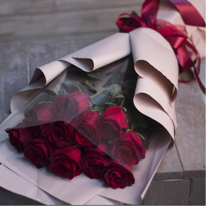 11 голландских роз в оформлении в Абакане