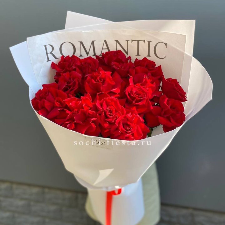 19 высоких роз в оформлении в Абакане