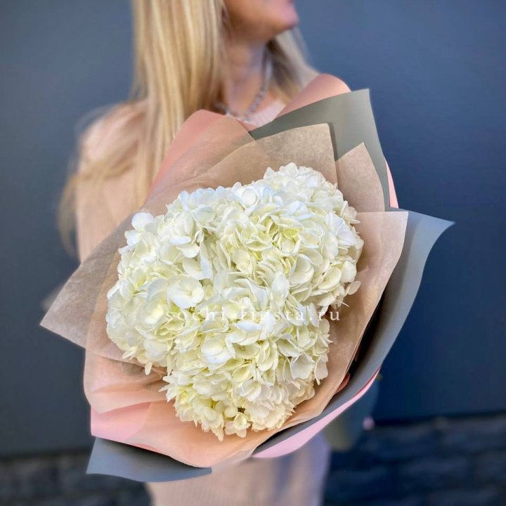 Букет из трёх белых гортензий в Абакане