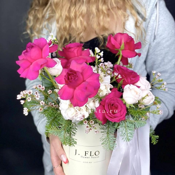 Новогодняя композиция в коробке пинк розе в Абакане